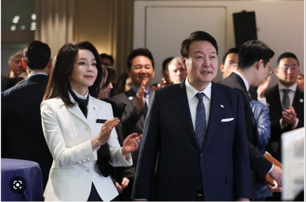 ▲윤석열 대통령과 부인 김건희 여사가 지난 17일(현지시간) 취리히 시내 한 호텔에서 열린 스위스 동포 초청 만찬 간담회에서 공연에 참석하고 있다. <사진=SNS>