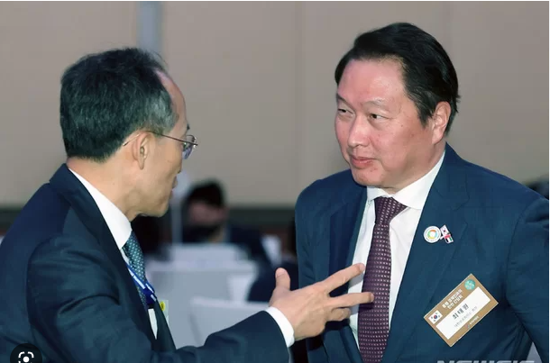 ▲지난 16일(현지시간) 추경호 경제부총리와 최태원 대한상공회의소 회장이 아부다비 에티하드타워에서 열린 동행 경제인과의 만찬 간담회에 앞서 대화하고 있다. <사진=SNS>