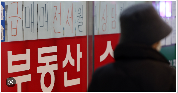 ▲지난해 금리가 잇따라 오르고, DSR(총부채원리금상환비율) 규제 강화, 집값 하락 등이 맞물리면서 2030세대 영끌의 매입 비중도 줄었다. <사진=SNS>