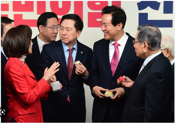 ▲김기현 국민의힘 의원과 나경원 저출산고령사회위원회 부위원장, 오세훈 서울시장 등이 1일 서울 여의도 국민의힘 중앙당사에서 열린 2023 신년인사회에서 대화를 하고 있다. <사진=공동취재>