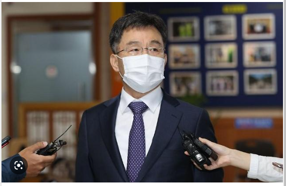 ▲화천대유자산관리 대주주 김만배 씨가 지난 16일 서초구 서울중앙지법에서 열린 대장동 개발 배임 혐의 관련 71차 공판에 출석하고 있다. <사진=공동취재>