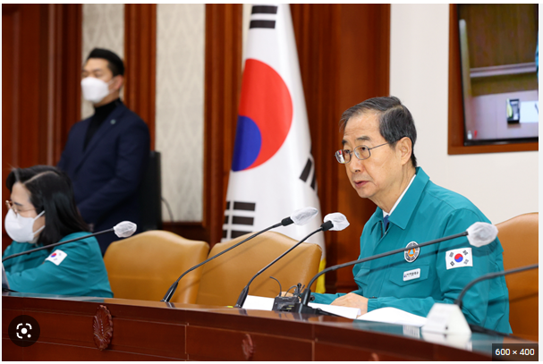 ▲한덕수 총리는 20일 금요일 기준 13주 만에 가장 적은 규모로, 겨울철 유행은 확연한 안정세를 보이고 있다면서 오는 30일부터는 의료기관·약국, 감염취약시설, 대중교통 등을 제외한 실내공간에서 마스크 착용 의무가 해제한다고 발표했다. <사진=SNS>