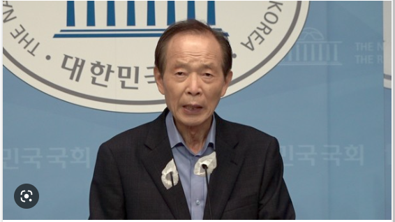 ▲장기표 신문명정책연구원장은 “지금 민주당은 이 대표의 극렬 지지층인 ‘개딸’들의 눈치를 보느라 어쩔 수 없이 이 대표 방탄에 나서 있다”며 “이 대표 혐의가 드러나서 기소된다면 계속 이 대표를 호위하고 방탄만 하기가 힘들 것”이라고 주장한다. <사진-SNS>