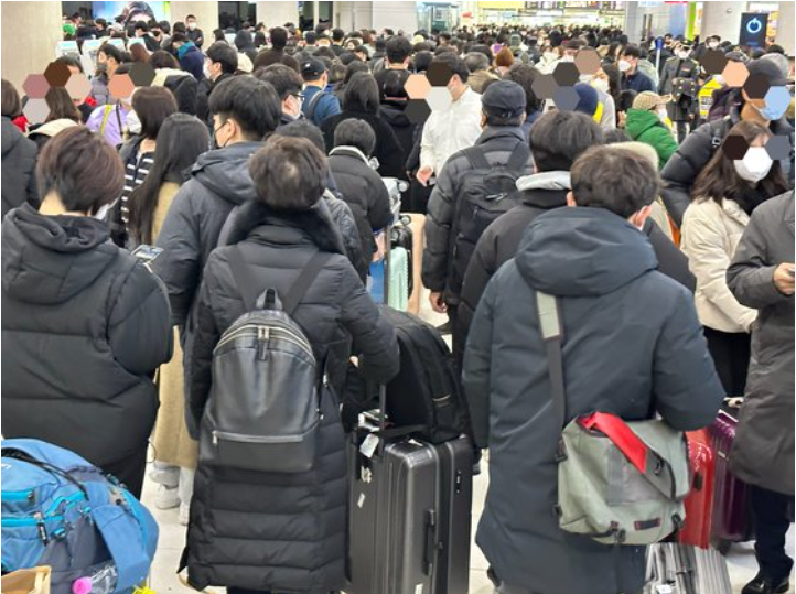 ▲제주공항 항공편 약 470편이 결항되면서 제주도를 방문한 관광객과 귀성객 등 최소 4만명이 발이 묶여 혼란을 겪었다. <사진=SNS>