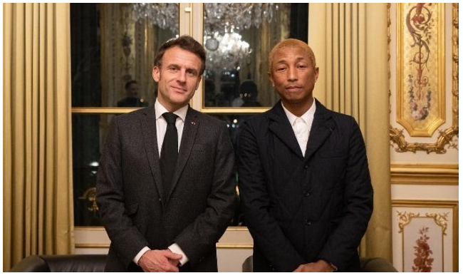 ▲아르노 부사장은 핸드폰을 들고 있는 남자의 뒷통수에 @emmanuelmacron(마크롱 인스타그램 아이디)라고 언급해 사진을 찍어주는 남자가 마크롱 대통령이라는 것을 확실시했다. <사진=SNS>