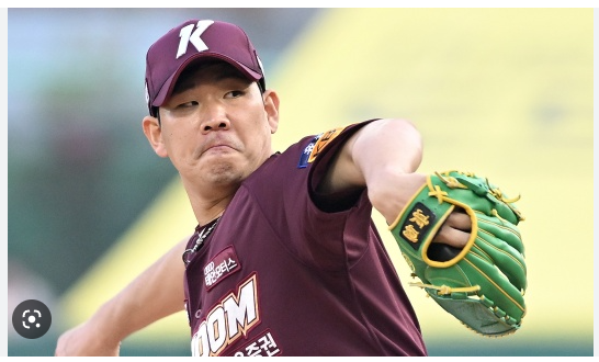 ▲지난 20일 경기 수원KT위즈파크에서 열린 2022 KBO 포스트시즌 준플레이오프 4차전 키움 히어로즈 대 KT 위즈의 경기에서 1회말 키움 선발 정찬헌이 공을 뿌리고 있다. <사진-SNS>