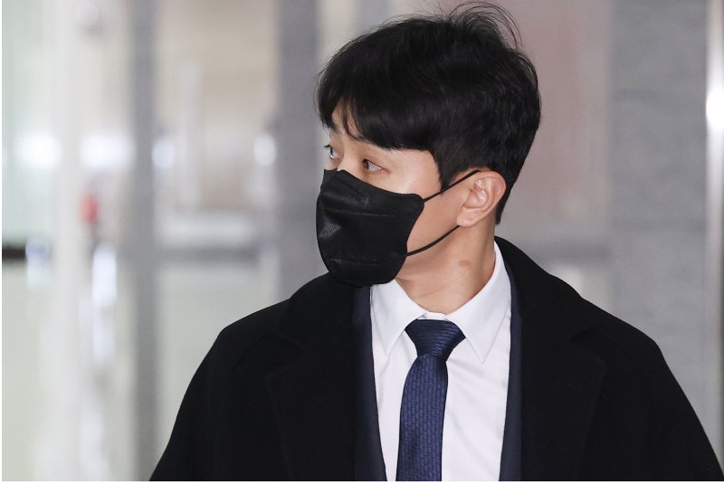 ▲쇼트트랙 국가대표 출신의 빅토르 안(38·한국명 안현수)이 지난 12일 경기 성남시 중원구 성남시청에서 열린 '성남시청 빙상팀 코치직 공개채용 면접'에 참석하기 위해 대기실로 입장하고 있다. <사진=공동취재>