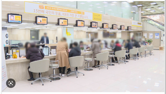 ▲30일부터 주택 구입과 관련해 실수요자들의 부담을 덜어주기 위한 특례보금자리론 신청이 시작되면서 고객들의 상담이 이어지고 있다. <사진=SNS>