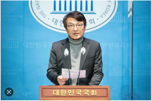 ▲김의겸 더불어민주당 의원이 지난 30일 오후 서울 여의도 소통관에서 대통령실이 김건희 여사에 대한 추가 주가조작 의혹을 제기한 자신을 명예훼손 혐의로 고발 할 것이라고 밝힌 것에 대해 기자들의 질문에 답하고 있다. <사진=SNS>