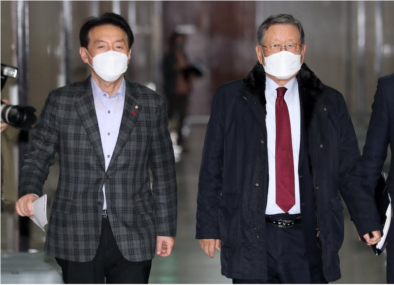 ▲유흥수(오른쪽) 국민의힘 선거관리위원장과 김석기 부위원장이 3일 오후 서울 여의도 국회에서 열린 전당대회 선거관리위원회 2차 회의에 참석하고 있다. <사진=SNS>