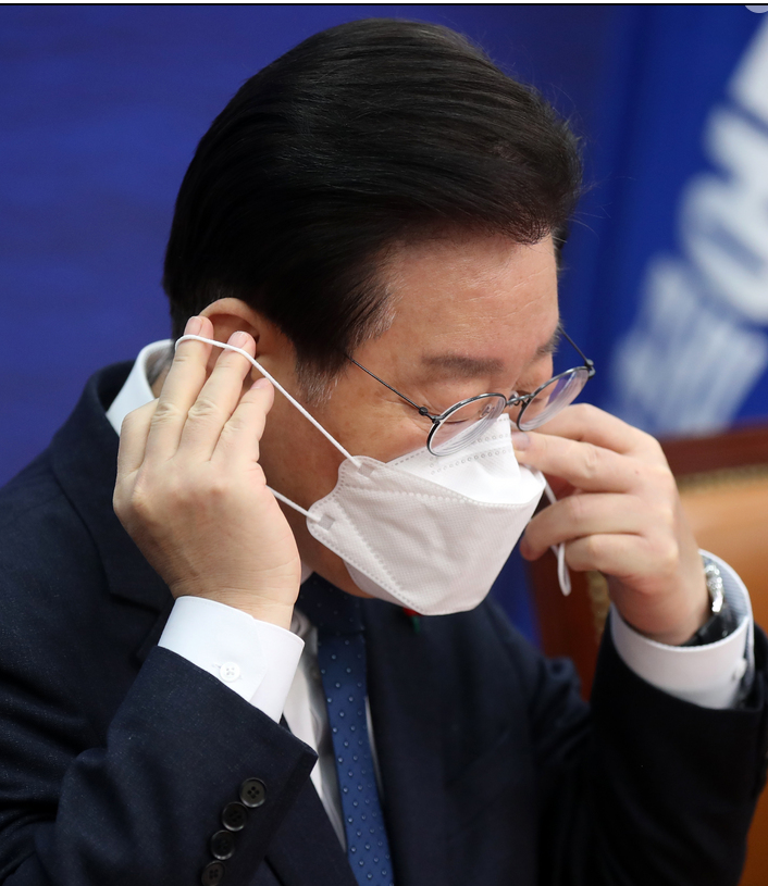 ▲여론 조사에서 이재명 더불어민주당 대표에 대한 체포동의안이 국회에 제출될 경우, 통과 되어야 한다는 의견이 47.5%, 통과 되면 안 된다는 의견이 47.0%로 1일 나타났다. <사진=SNS>