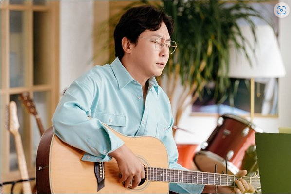 ▲가수 탁재훈이 기타를 연주하고 있다. <사진=tvN '성스러운 아이돌' 제공>