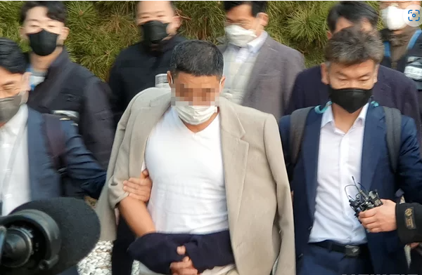 ▲김성태 전 쌍방울 그룹 회장 일행과 해외로 도피했던 수행비서 박모씨가 7일 인천공항을 통해 수원지검으로 압송되고 있다. <사진=SNS>