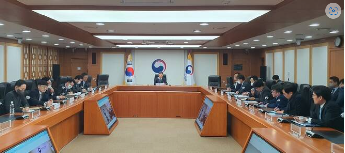 ▲지난 8일 이상민 행정안전부 장관이 국회 탄핵소추안이 의결된 뒤 정부서울청사에서 한창섭 차관이 긴급 간부회의를 주재하고 있다. <사진=행정안전부 제공>