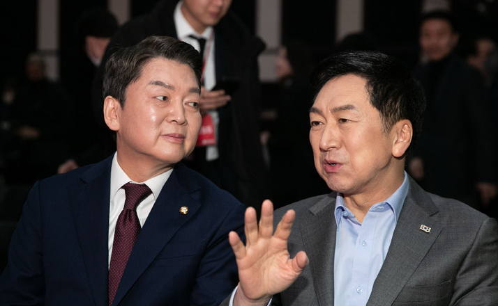 ▲김기현 국민의힘 당대표 후보와 안철수 당대표 후보가 지난 7일 서울 강서구 한 방송스튜디오에서 열린 국민의힘 제3차 전당대회 비전발표회에 참석해 대화하고 있다. <사진=국회사진기자단>
