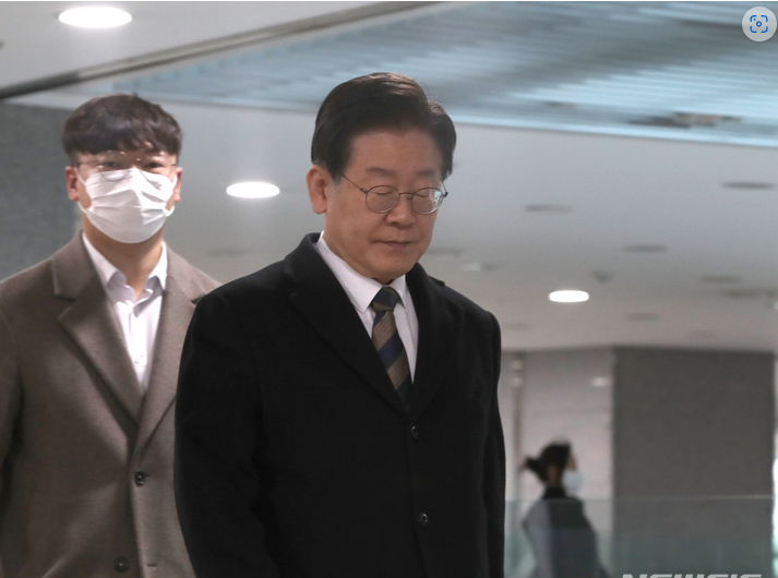 ▲이재명 더불어민주당 대표가 지난 9일 오후 서울 여의도 국회 의원회관에서 열리는 국가균형발전특별위원회 발족식 및 국가균형발전 3.0시대의 정책 방향 토론회에 참석하기 위해 이동하고 있다. <사진=SNS>