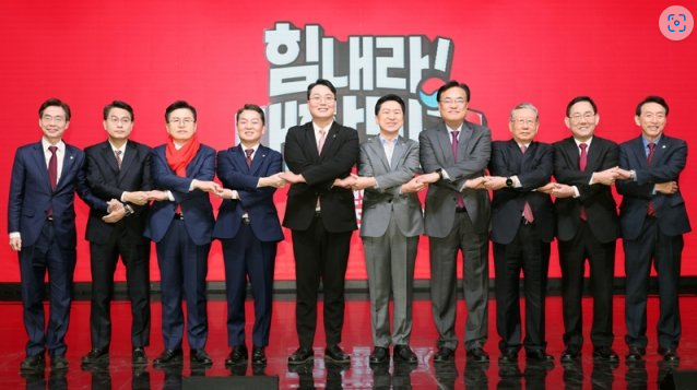 ▲국민의힘 당 대표 후보자들과 최고위원 후보자들이 7일 오전 서울 강서구 한 방송스튜디오에서 열린 국민의힘 제3차 전당대회 비전발표회에서 촬영을 하고 있다. <사진=SNS>