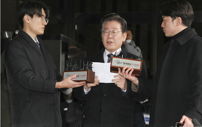 ▲10일 이재명 더불어민주당 대표가 서초구 서울중앙지검으로 대장동·위례신도시 개발비리 연루 혐의 관련 2차 출석하며 발언을 하고 있다. <사진=SNS>