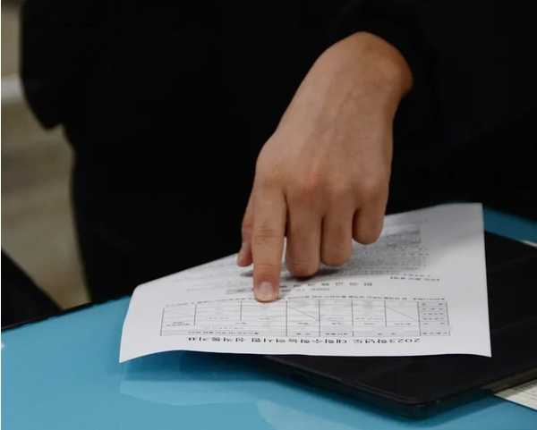 ▲2023학년도 대학수학능력시험(수능) 성적표 배부일인 지난해 12월9일 오전 충북 청주 세광고등학교에서 3학년 학생들이 성적을 확인하고 있다. <사진=SNS>