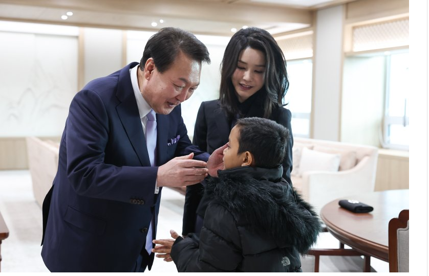 ▲윤석열 대통령과 부인 김건희 여사가 지난달 31일 서울 용산 대통령실 청사에서 캄보디아 소년 로타를 만나고 있다. <사진=대통령실 제공>