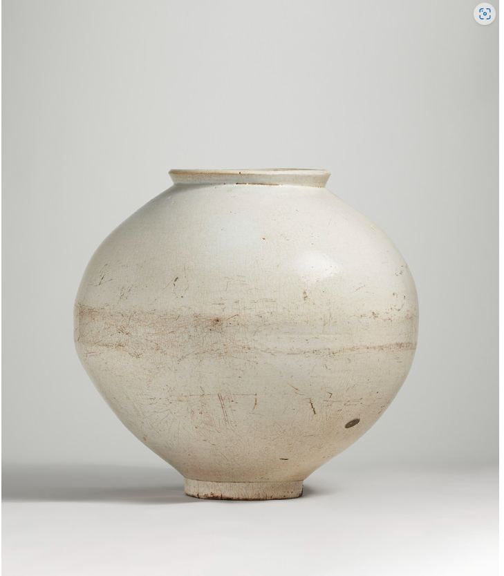 ▲백자 달항아리, 조선시대 (18세기), 높이: 45.1cm, 추정가: 1,000,000 – 2,000,000 미국 달러 (한화 약 12억 ~25억 원). <사진=크리스티 코리아 제공>