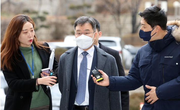 ▲화천대유자산관리 대주주 김만배씨가 지난 10일 오전 서초구 서울중앙지방법원에서 열린 대장동 개발 사업 로비·특혜 의혹 관련 공판에 출석하고 있다. <사진=공동취재사진>