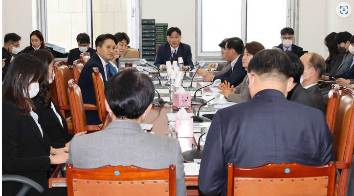 ▲15일 오후 서울 여의도 국회에서 환경노동위원회 고용노동법안소위원회가 열리고 있다. <사진=공동취재단>