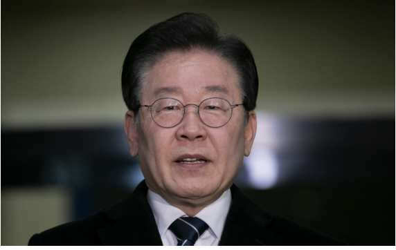 ▲이재명 더불어민주당 대표가 지난 10일 서울 서초구 서울중앙지검에서 대장동·위례신도시 개발비리 연루 혐의 관련 2차 출석을 마치고 기자 질문에 답하고 있다. <사진=SNS>