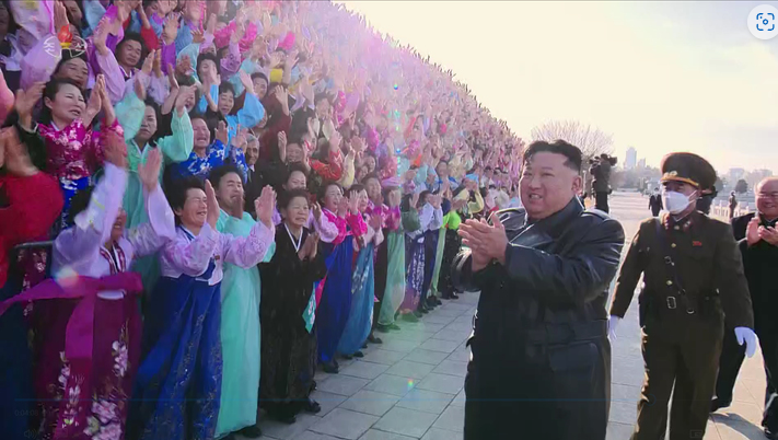 ▲김정은 북한 국무위원장이 인민군 창건 75주년 건군절 경축행사에 특별대표로 초대된 원군미풍열성자들을 만나고 기념사진을 찍었다고 지난 15일 조선중앙TV가 보도했다. <사진=조선중앙TV 캡처>