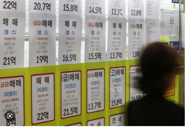 ▲최근들어 서울 아파트 실거래가지수가 연간 20% 넘게 떨어진 것은 2006년 조사 이래 처음으로 글로벌 경제위기가 터진 2008년~10.21%를 뛰어넘는 사상 최대 하락이다. 지난 16일 오전 서울시내 부동산 앞의 모습이다. <사진=SNS>