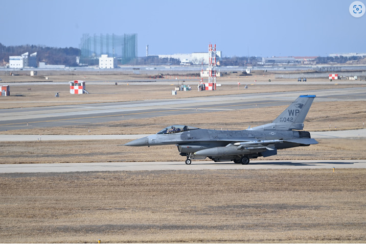 ▲한미 연합공중훈련에 참가하는 미국 공군 F-16CM 전투기가 3일 이륙을 위해 군산기지 활주로로 진입하고 있다. 사진은 기사 내용과 관련 없음. <사진=공군 제공>