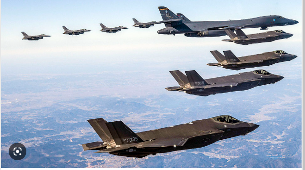 ▲지난 19일 한미 연합훈련으로 미국 전략자신인 B-1B가 동해 상공을 가르고 있다. <사진=SNS>