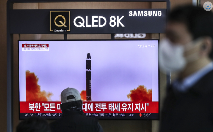 ▲북한이 평안남도 숙천 일대에서 동해상으로 단거리 탄도미사일 2발을 발사한 가운데 20일 오전 서울역 대합실에서 시민들이 뉴스를 시청하고 있다. <>