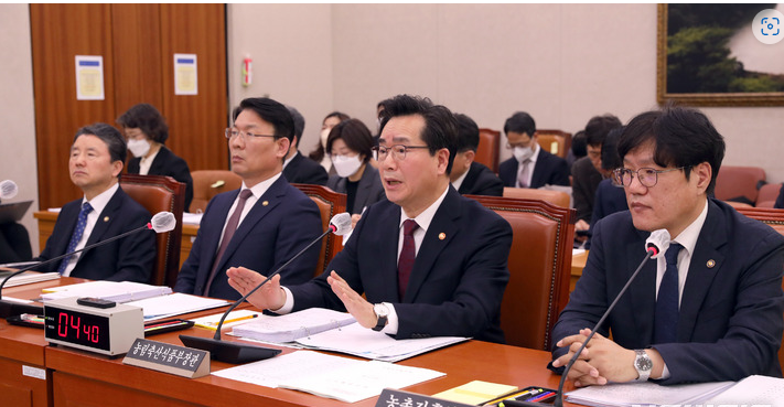 ▲정황근 농림축산식품부장관이 20일 오전 서울 여의도 국회에서 열린 농림축산식품해양수산위원회 전체회의에 출석해 의원 질의에 답하고 있다. <사진=SNS>
