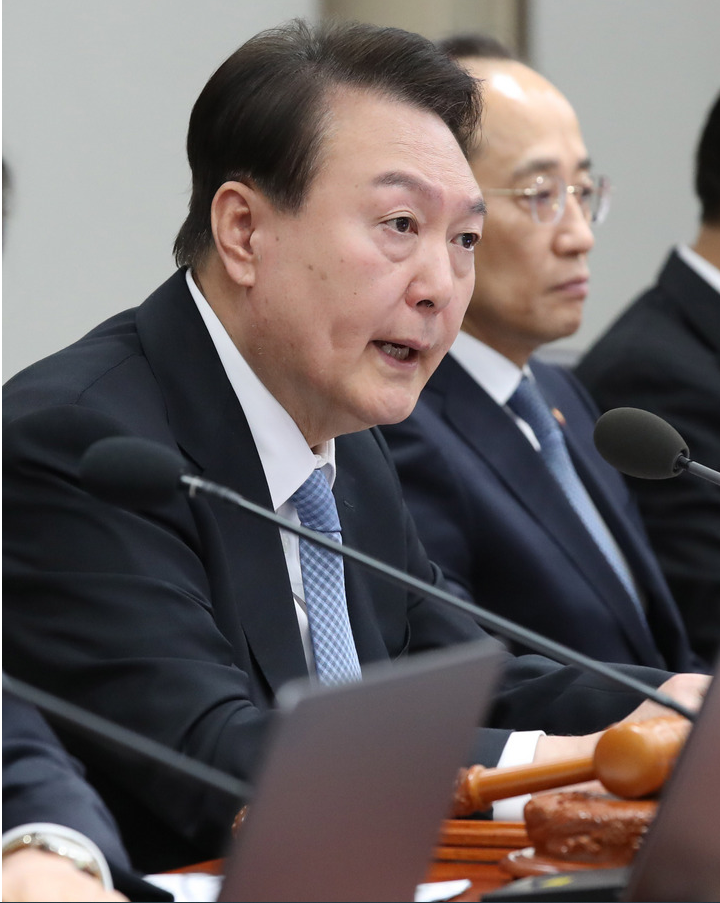 ▲윤석열 대통령이 21일 서울 용산 대통령실에서 열린 국무회의를 주재하고 있다. <사진=SNS>