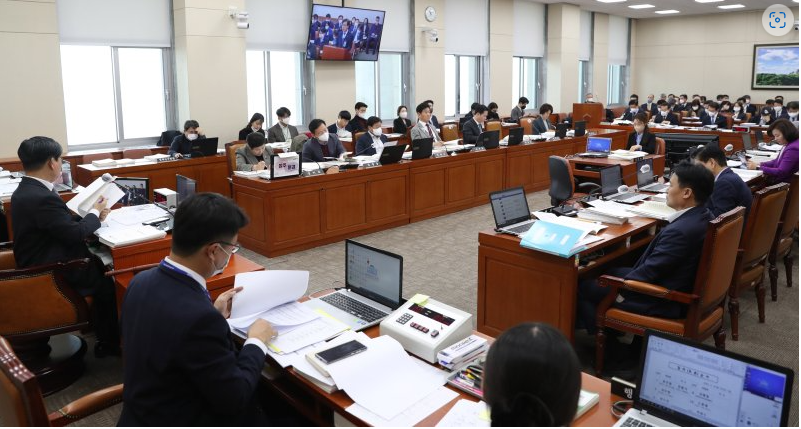 ▲9일 오전 서울 여의도 국회에서 환경노동위원회 전체회의가 열리고 있다. <사진=SNS>