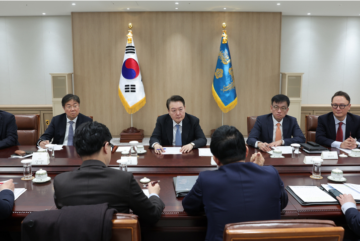 ▲윤석열 대통령이 21일 서울 용산 대통령실 청사에서 건설현장의 갈취·폭력 등 조직적 불법행위 실태와 대책을 보고 받고 있다. <사진=대통령실 제공>