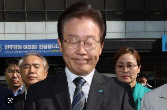 ▲이재명 더불어민주당 대표가 21일 서울 여의도 국회에서 열릴 의원총회 참석에 앞서 미주당사 앞에서 굳은 표정을 짓고 있다. <사진=SNS>