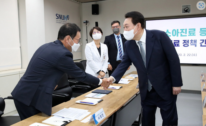 ▲22일 윤석열 대통령이 서울 종로구 서울대학교어린이병원에서 열린 소아진료 필수의료 정책간담회에 입장하며 참석자들과 인사하고 있다. <사진=SNS>
