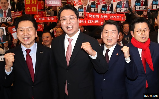 ▲국민의힘 당 대표 경선 후보들이 어제(22일) 오후 서울 여의도 KBS공개홀에서 TV토론에 앞서 기념촬영을 하고 있다. 왼쪽부터 김기현, 천하람, 안철수, 황교안 후보 순이다. <사진=SNS>