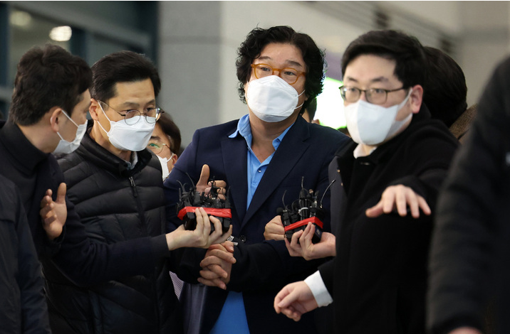 ▲해외 도피 중 태국에서 체포된 김성태 쌍방울 전 회장이 지난 1월 17일 인천국제공항으로 귀국하고 있다. <사진=SNS>