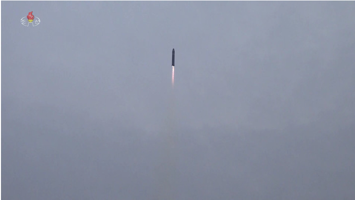 ▲지난 19일 북한 조선중앙TV가 18일 오후 평양국제비행장에서 대륙간탄도미사일(ICBM) '화성-15'를 최대사거리체제로 고각발사했다고 보도했다. <사진=조선중앙TV 캡쳐>