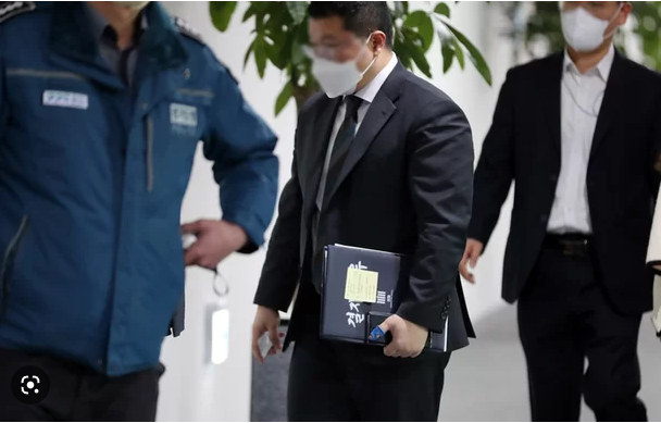 ▲검찰 관계자들이 22일 오후 경기 수원 경기도청 기획조정실에서 압수수색을 진행하고 있다. 쌍방울 그룹의 대북송금 의혹을 수사 중인 검찰이 경기도청에 대한 전방위적인 압수수색에 나섰다. <사진=SNS>
