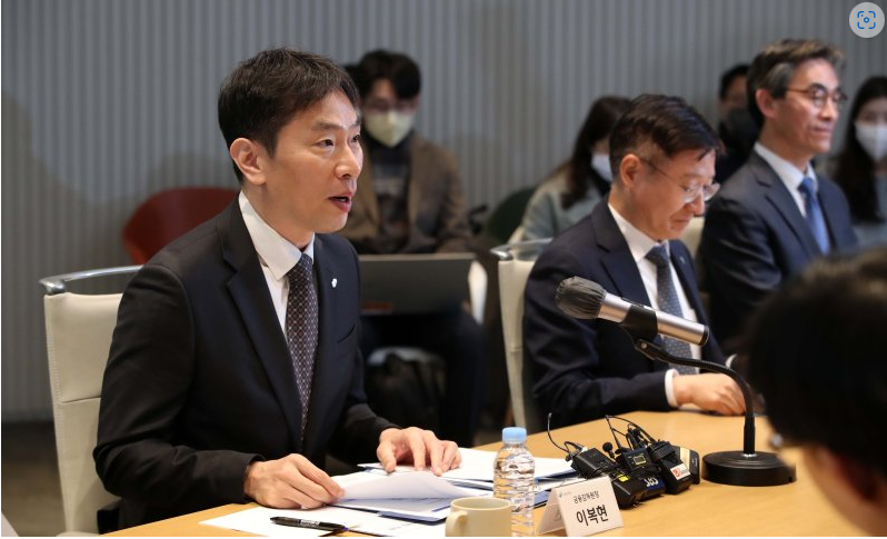 ▲이복현 금융감독원장이 23일 서울 중구 하나은행 본점에서 열린 상생금융 확대를 위한 금융소비자 및 전문가 현장 간담회에서 모두발언을 하고 있다. <사진=SNS>