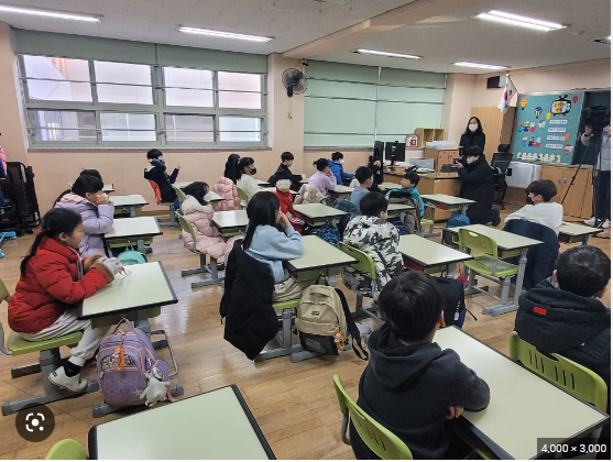 ▲이번 봄학기 개학은 지난 2020년 코로나19 발생 이후 3년여 간 유지된 실내마스크 착용 의무가 자율로 전환된 첫 학기여서 다소 혼란스런 분위기가 감지된다. <사진=SNS>