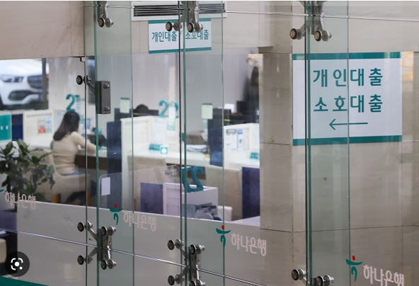 ▲고금리로 대출자들의 부담이 커지는 가운데 은행 건전성에도 영향을 줄 수 있다는 우려가 나온다. <사진=SNS>