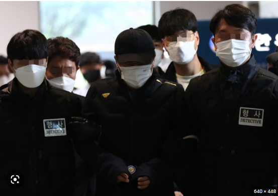 ▲최근 우리 사회에서 끔찍한 살인사건들이 줄을 잇고 있다. 한 살인범이 체포돼 호송되고 있다. <사진=SNS>