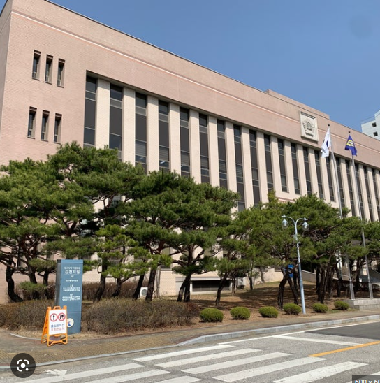 ▲27일 재판을 맡은 대구지법 김천지원 제1형사부(재판장 이윤호)는 아동학대범죄의 처벌 등에 관한 특례법 위반(아동학대치사) 등 혐의로 기소된 B씨에게 징역 3년에 집행유예 5년을 선고했다. 김천지원 전경. <사진=SNS>