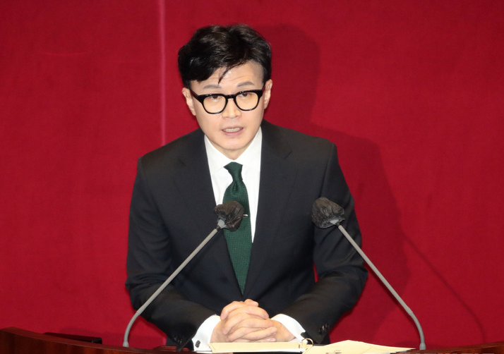 ▲27일 오후 한 장관은 국회 본회의장에 나와 직접 체포동의 요청 이유를 설명했다. 배임·이해충돌방지법 위반·제3자 뇌물죄 등 혐의 내용을 설명하는 데 상당한 시간 할애한 뒤 범죄를 소명할 인적·물적 증거가 충분하다고 애서 강조했다. <사진=SNS>