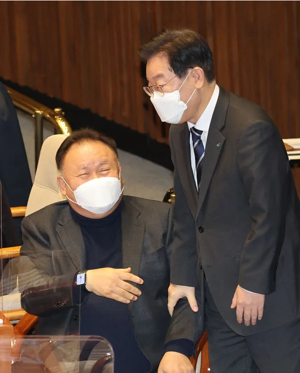 ▲이재명 더불어민주당 대표가 지난 11일 오전 서울 여의도 국회에서 열린 제400회국회(임시회) 제401-1차 본회의에서 이상민 의원과 대화하고 있다. <사진=공동취재>